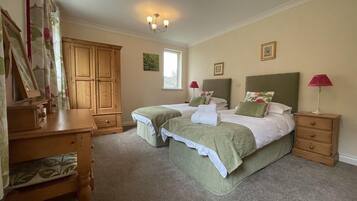 2 quartos, ferros/tábuas de passar roupa, Wi-Fi de cortesia