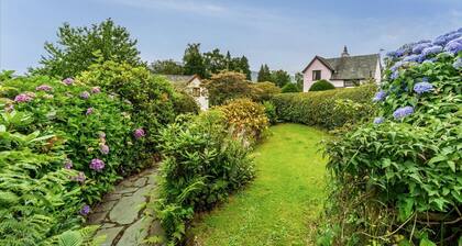 Rose Bank Cottage - a cottage that sleeps 5 guests in 3 bedrooms