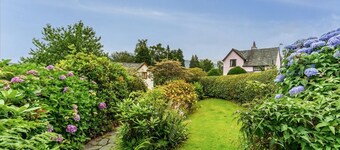 Rose Bank Cottage - a cottage that sleeps 5 guests in 3 bedrooms