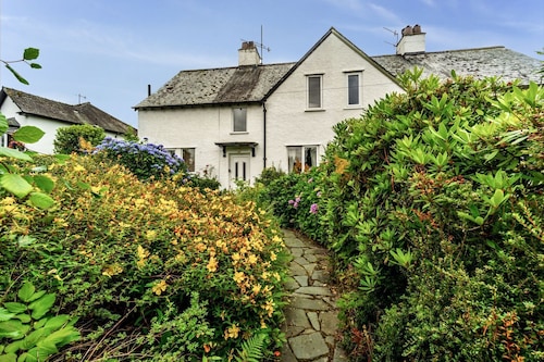 Rose Bank Cottage - a cottage that sleeps 5 guests in 3 bedrooms