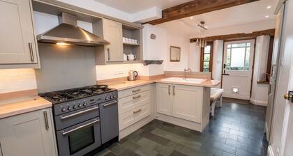 Barf Cottage - a cottage that sleeps 5 guests in 3 bedrooms