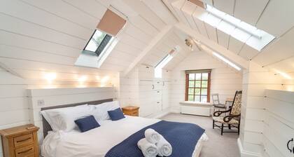 Barf Cottage - a cottage that sleeps 5 guests in 3 bedrooms