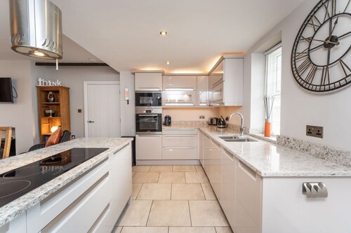 Bridge House Apartment 1 -  an apartment that sleeps 6 guests  in 3 bedrooms