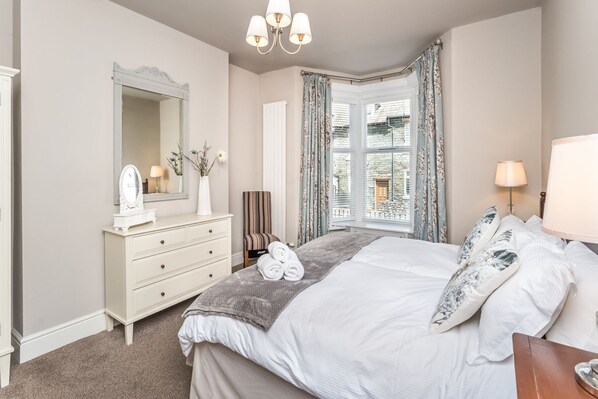 5 bedrooms, iron/ironing board, free WiFi, bed sheets