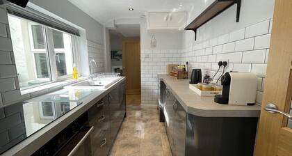 Glenderamackin Cottage - a house that sleeps 4 guests in 2 bedrooms