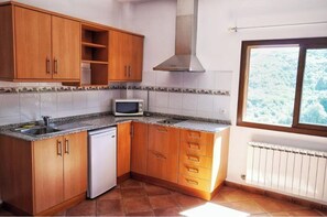 Een koelkast, een microgolfoven, een koffiezetapparaat/waterkoker