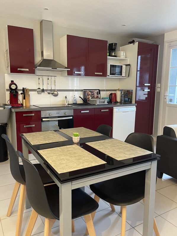 Kühlschrank, Mikrowelle, Ofen, Herdplatte