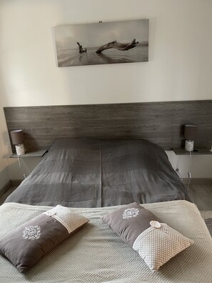 2 habitaciones, tabla de planchar con plancha, wifi y ropa de cama