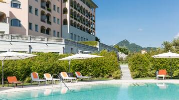 Innenpool, AuĂenpool (je nach Saison geöffnet), Sonnenschirme