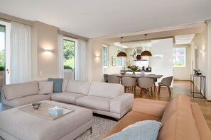 Premium-Apartment | Wohnbereich | Flachbildfernseher