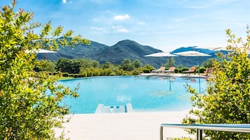 Piscina coperta, piscina stagionale all'aperto, ombrelloni da piscina