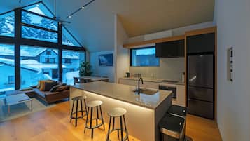 Nhà gỗ Cao cấp, 3 phòng ngủ, có phòng tắm riêng, quang cảnh núi | Bếp riêng | Tủ lạnh, lò vi sóng, lò nướng, bếp nấu