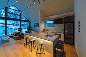 Luxury Chalet, 3 Bedrooms, Ensuite, Mountain View | Private kitchen