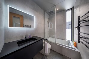 Luxe chalet, 3 slaapkamers, en-suite badkamer, uitzicht op bergen | Badkamer | Een diep bad, gratis toiletartikelen, een haardroger, pantoffels