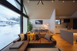 Chalé superluxo, 3 quartos, suíte, vista para a montanha | Área de estar | TV LCD 65 polegadas com canais digitais, TV, Netflix