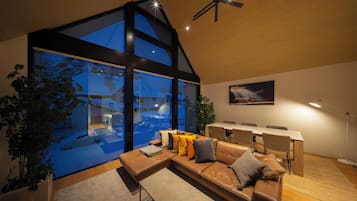 Luxury-Chalet, 3 Schlafzimmer, mit Bad, Bergblick | Wohnbereich | 65-Zoll-LCD-Fernseher mit Digitalempfang, Fernseher, Netflix