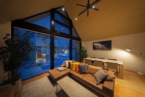 Luksuschalet, 3 makuuhuonetta, kylpyhuone makuuhuoneen yhteydessä, vuoristonäköala | Oleskelualue | LCD-televisio, Netflix, suoratoistopalvelut