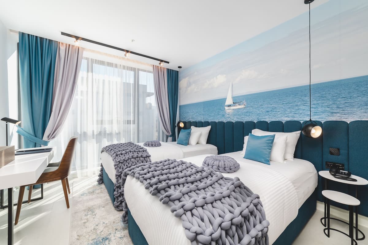 Classic Twin Room | 1 bedroom, minibar, in-room safe, blackout drapes