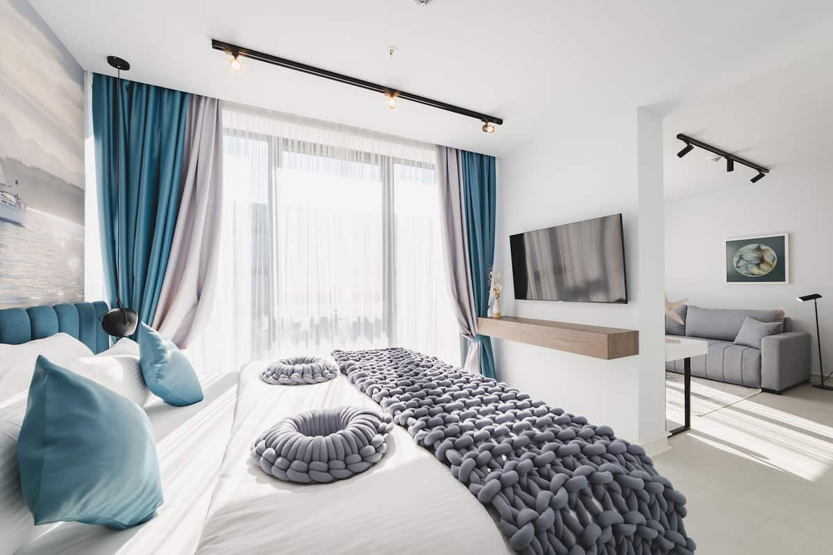 Classic Suite | 1 bedroom, minibar, in-room safe, blackout drapes