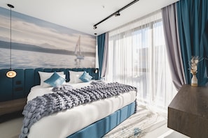 Classic Suite | 1 bedroom, minibar, in-room safe, blackout drapes