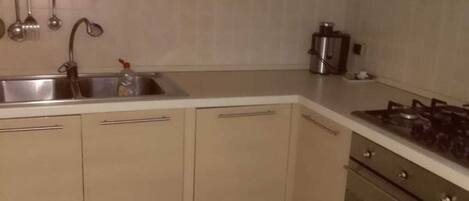 Een koelkast, een microgolfoven, een oven, een kookplaat