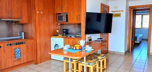 Fridge, microwave, stovetop, coffee/tea maker - Apt. del Mar - Esquinzo (Esquinzo)
