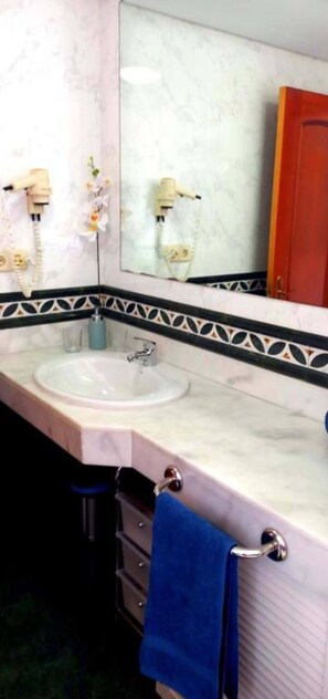 Combined shower/bathtub, hair dryer, towels - Apt. del Mar - Esquinzo (Esquinzo)