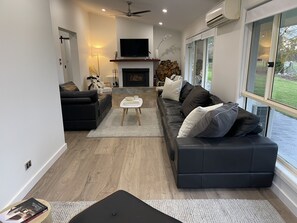 Een smart-tv en een open haard