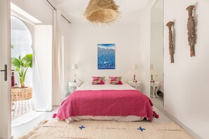 2 bedrooms, travel cot, WiFi, bed sheets