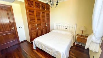 3 多间卧室、办公桌、免费 WiFi、床单