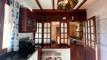 Een koelkast, een magnetron, een vaatwasser