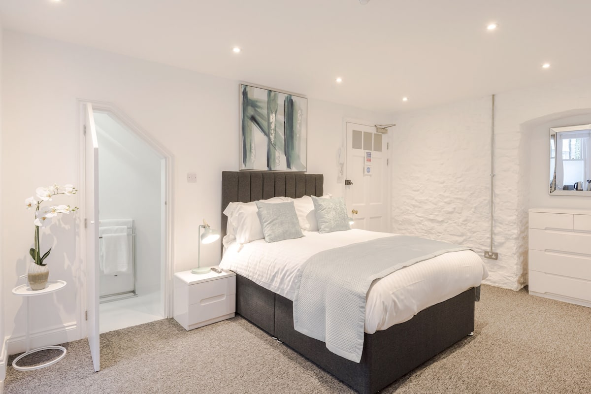 Business Apartment | 1 bedroom, Egyptian cotton sheets, premium bedding, iron/ironing board