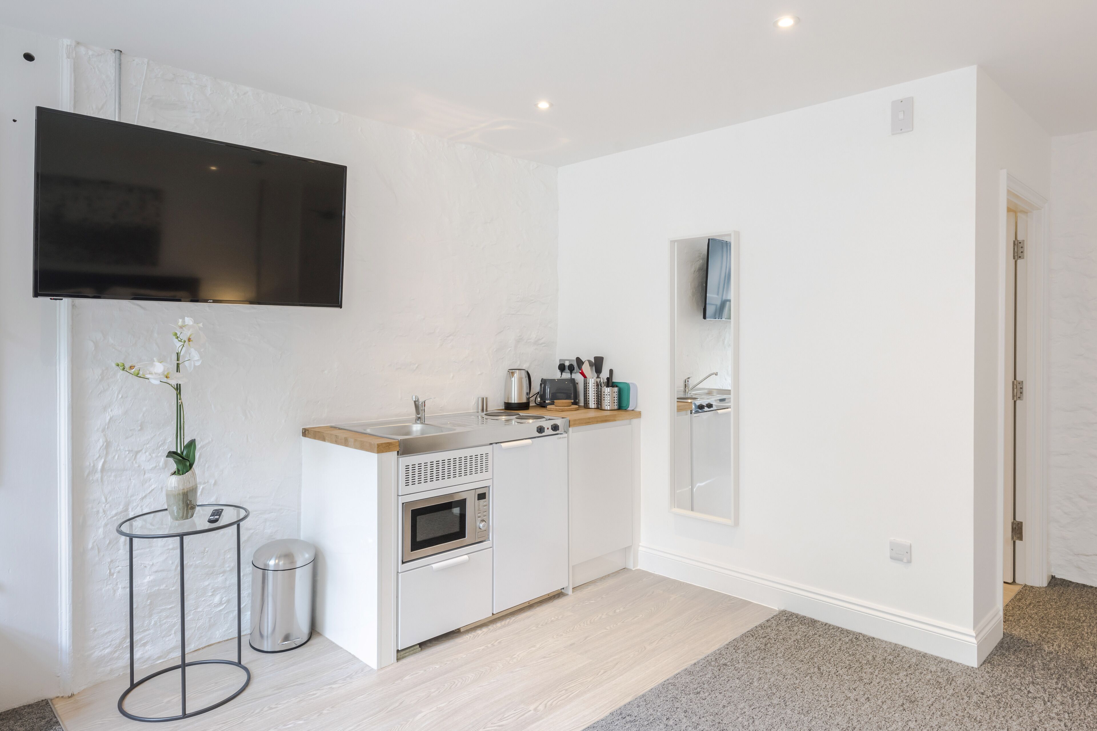 Deluxe Apartment | Private kitchen | Electric kettle, freezer