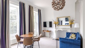 Superior Apartment - 4 Berkeley Sq - YourApartment (Bristol)