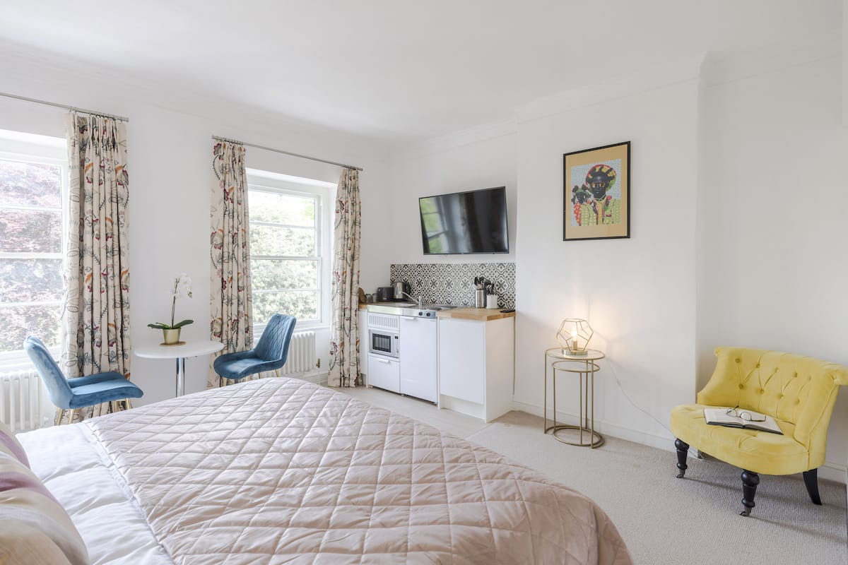 Grand Apartment | 1 bedroom, Egyptian cotton sheets, premium bedding, iron/ironing board