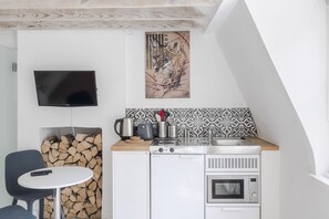 Senior Apartment | Private kitchen | Electric kettle, freezer - 4 Berkeley Sq - YourApartment (Bristol)