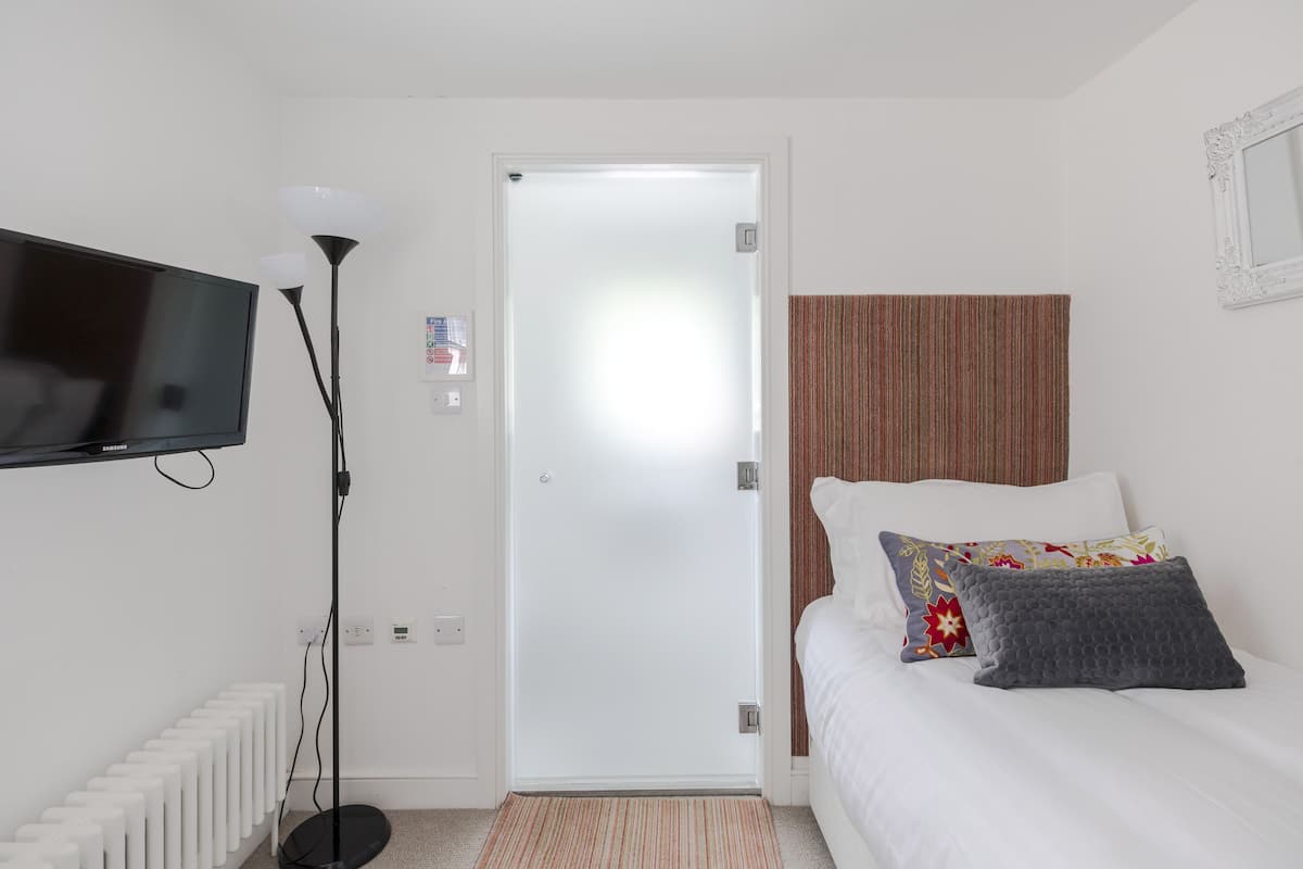 Basic Apartment | 1 bedroom, Egyptian cotton sheets, premium bedding, iron/ironing board