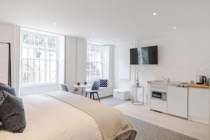 Deluxe Apartment | 1 bedroom, Egyptian cotton sheets, premium bedding, iron/ironing board - 4 Berkeley Sq - YourApartment (Bristol)