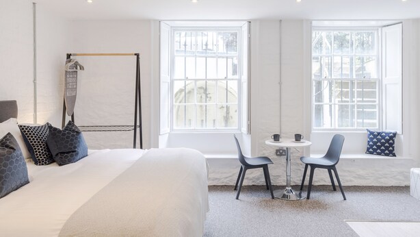 Deluxe Apartment - 4 Berkeley Sq - YourApartment (Bristol)