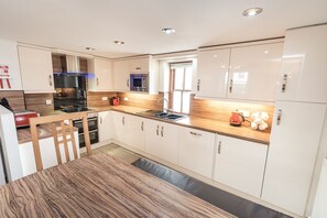 Fridge, microwave, oven, stovetop - Bridge House Apartment 2 -  an apartment that sleeps 6 guests  in 3 bedrooms (Central Keswick)
