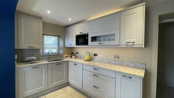 Een koelkast, een magnetron, een oven, een kookplaat