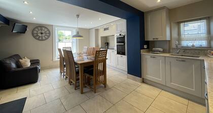 Bridge House - a house that sleeps 8 guests in 4 bedrooms