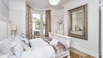 4 bedrooms, iron/ironing board, free WiFi, bed sheets