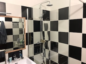 Bathtub, hair dryer, towels, soap - Cosy house for vacations with family or friends (Villepinte)