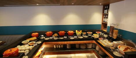 Se ofrece un desayuno bufé todos los días (por un coste adicional)