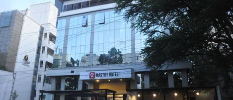 Vista frontal de la propiedad