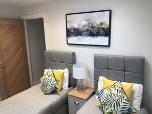 2 habitaciones, escritorio, tabla de planchar con plancha y wifi gratis