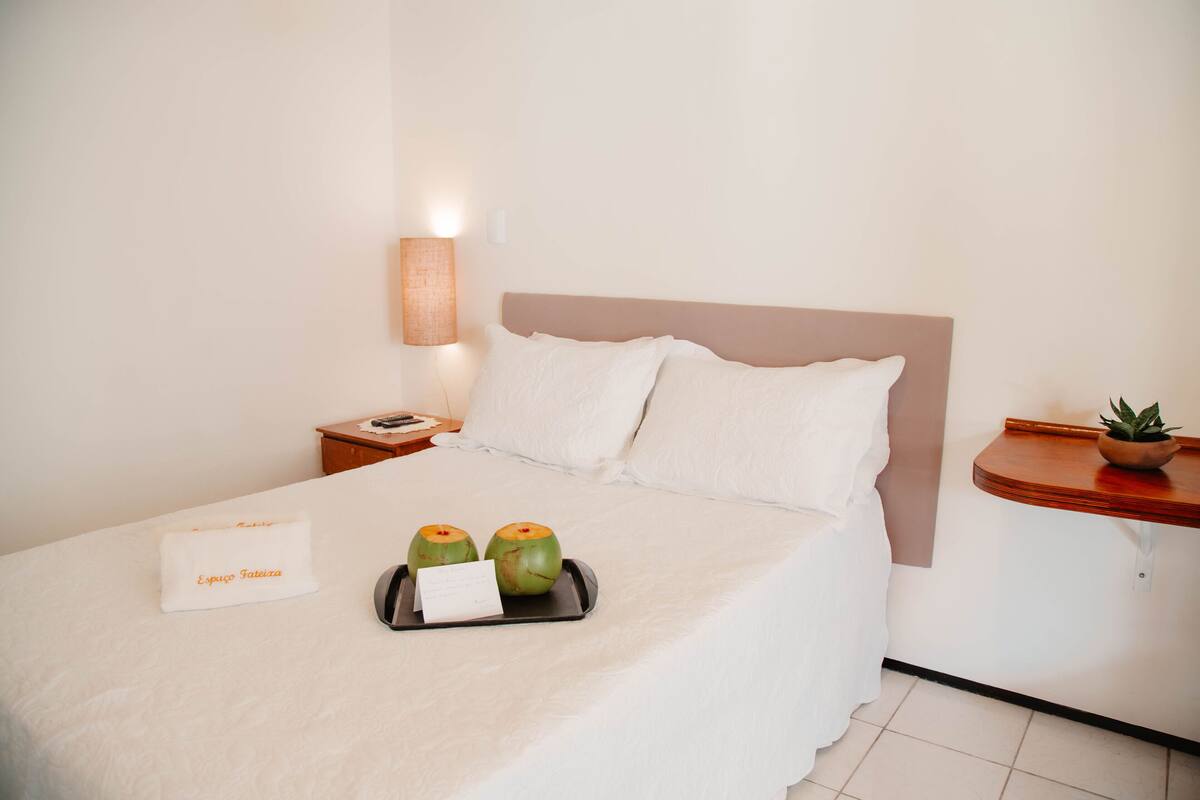 Habitación básica | Minibar, cortinas blackout, tabla de planchar con plancha y wifi gratis
