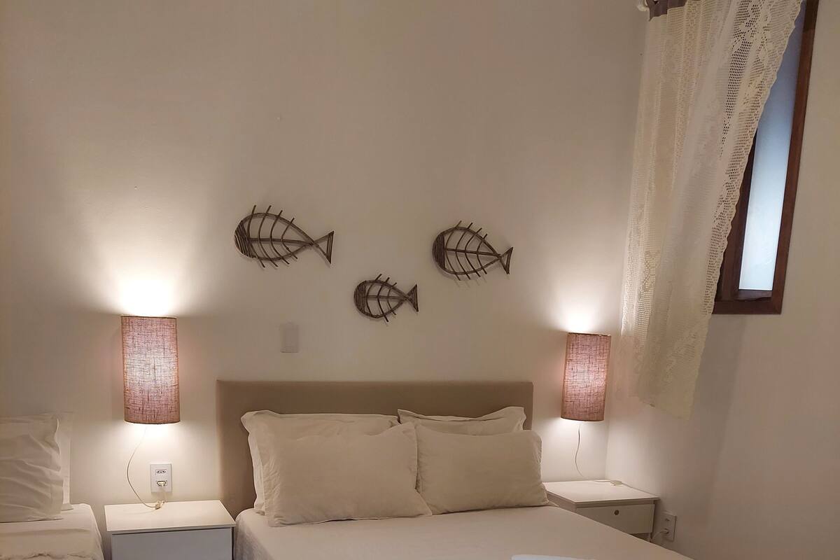 Habitación triple estándar | Minibar, cortinas blackout, tabla de planchar con plancha y wifi gratis