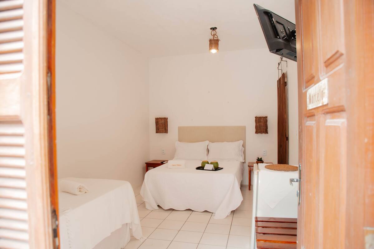 Habitación triple tradicional | Minibar, cortinas blackout, tabla de planchar con plancha y wifi gratis